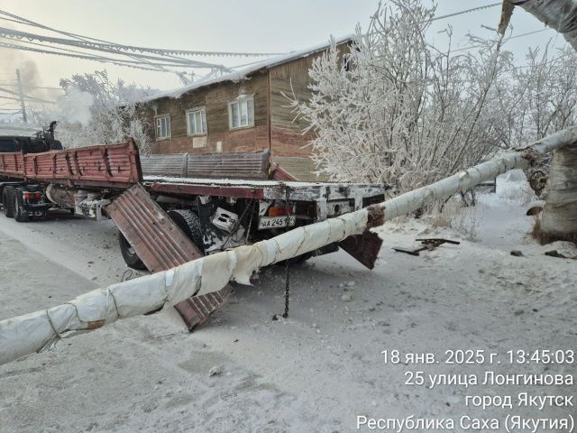 Большая авария в Якутске: КамАЗ снес теплотрассу