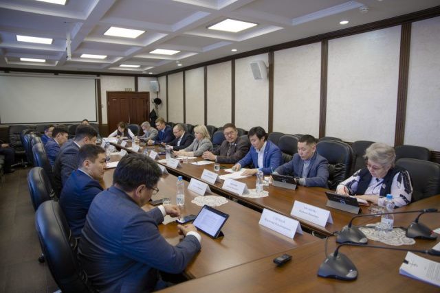 Президиум Якутской гордумы рассмотрел отчеты и утвердил планы работ пяти постоянных комиссий