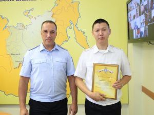 В Якутии наградили полицейских, участвовавших в ликвидации пожаров на территории Горного района