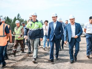 Глава Якутии ознакомился с ходом строительства мостового перехода через реку Марха