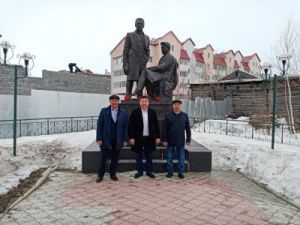 В Хангаласском улусе к памятнику братьев Ксенофонтовых возложили цветы