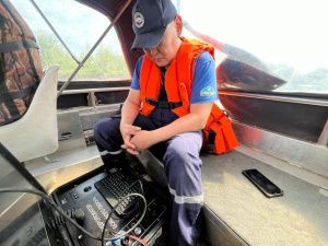 В Якутии на реке продолжаются поиски мужчины, упавшего за борт лодки