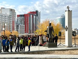 Руководитель послевоенной Якутии. Якутяне возложили цветы к памятнику Семену Борисову