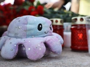 Якутяне несут цветы к мемориалу памяти жертв теракта в Подмосковье