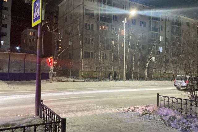 Проехал на красный: в Якутске водитель сбил на пешеходном переходе ребенка