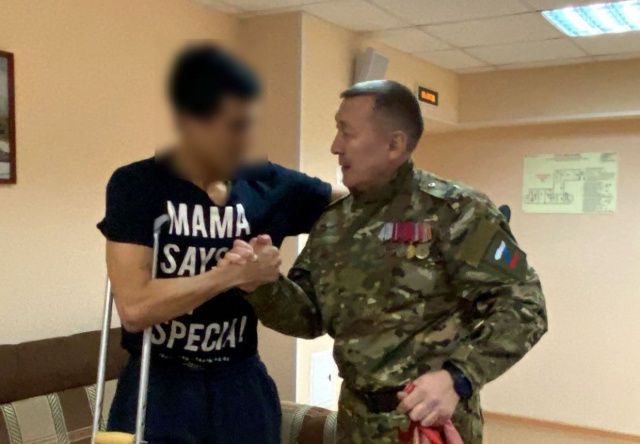 Командир якутского отряда «Боотур» Александр Колесов посетил сослуживцев в госпиталях Санкт-Петербурга