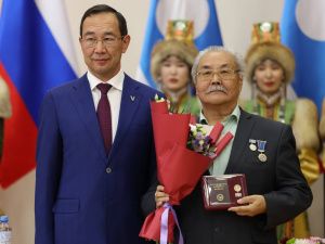 Айсен Николаев вручил 35 якутянам государственные награды