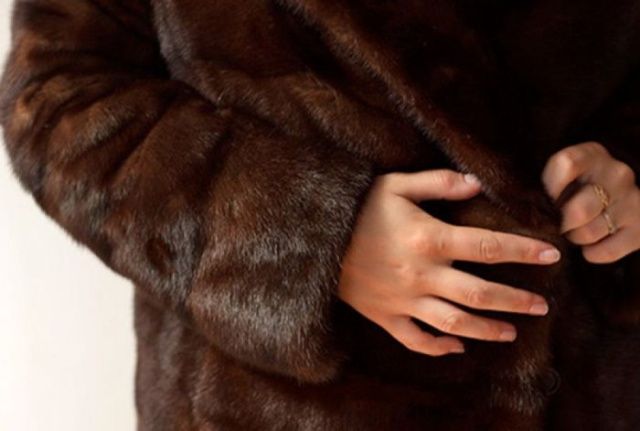 Жителя Якутска обворовала новая знакомая, украв норковую шубу жены