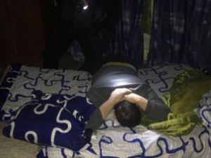 В Якутске трое мужчин обкрадывали гаражи и вымогали деньги. Их задержали