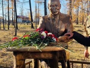 В родном улусе открыли памятник народному писателю Василию Харысхалу