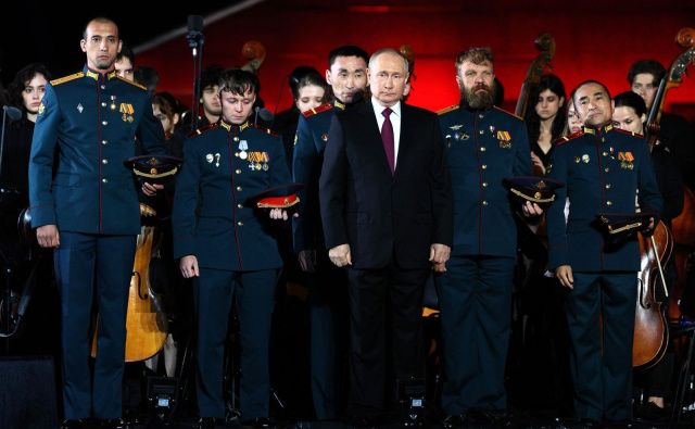 Путин вручил «Золотые звёзды» Героев Российской Федерации Алексею Неустроеву и Филиппу Евсееву