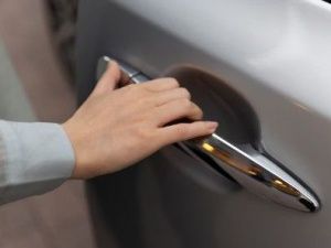 В Якутске пьяная девушка проникла в чужую машину, провела там несколько часов и совершила кражу