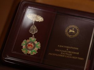 Айсен Николаев вручил государственные награды матерям Якутии