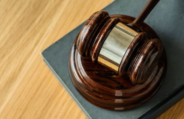 Суд признал увольнение работника незаконным, восстановил на работе, взыскав с работодателя заработную плату и компенсацию морального вреда