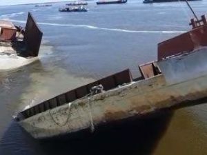 На реке Лена затонула баржа