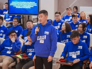 Айсен Николаев пригласил волонтеров и молодежных активистов Якутии участвовать в предварительном голосовании «Единой России»