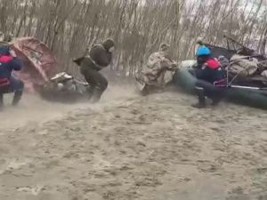 В Якутии спасатели эвакуировали застрявших на острове охотников