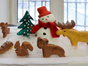 Новогодние поделки изготовили несовершеннолетние в следственном изоляторе