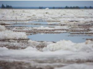 В Якутии на реке застряли во льдах пятеро человек