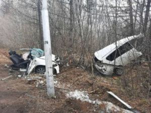 В Нерюнгри пьяный водитель наехал на столб. Машину разорвало пополам
