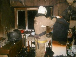 На месте пожара в многоквартирном доме в поселке Чульман обнаружили труп мужчины