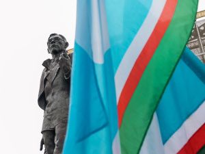 Премьер Якутии Кирилл Бычков возложил цветы к памятнику Платону Ойунскому