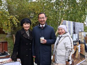 Айсен Николаев возложил цветы к памятнику основателя Якутска