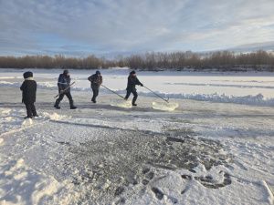 Сотрудники мэрии и активисты Якутска обеспечили льдом семьи героев