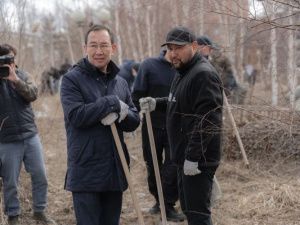 Айсен Николаев и Евгений Григорьев приняли участие в общегородском субботнике