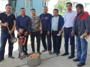 Таджикская община приготовила для жителей села Арылах Мирнинского района плов весом в сто килограмм 