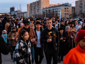 В патриотической акции «Свеча памяти» якутяне выложили из горящих свечей слово «ПОМНИМ» 