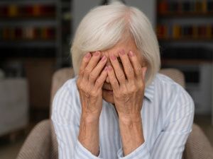 В Якутии женщина ограбила 72-летнюю пенсионерку прямо в ее доме, а также нанесла ей ушибы и царапины