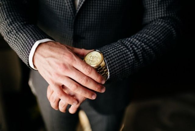 В Якутске гостья украла у знакомого золотые часы и сдала в ломбард