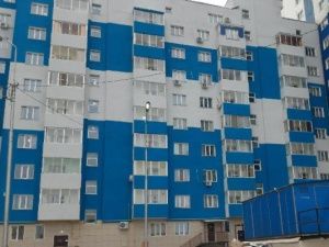 В Якутске с балкона выпал подросток