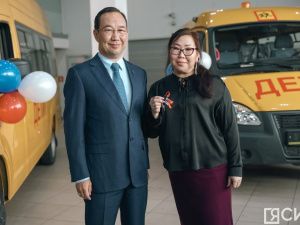 Двадцать новых автобусов передали школам и колледжам в Якутии