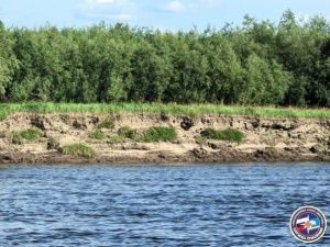 В Якутии продолжаются поиски четверых мужчин, пропавших после крушения лодки на Алдане
