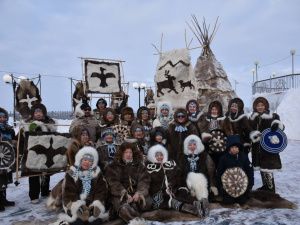 Фото: шествие в национальных костюмах в Оленекском районе в День оленевода