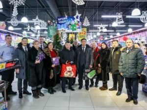 Дмитрий Садовников и руководители курируемых им ведомств приняли участие в «Ёлке добра»