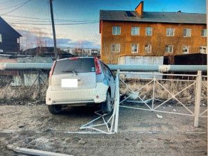 В Якутске таксист попал в ДТП и скрылся, оставив на месте происшествия пострадавшую пассажирку