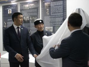 В Якутске открыли стенд и памятник Николаю Тарскому