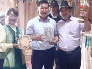 Кубок “Добрые дела” передан хангаласским выпускникам 1985 года