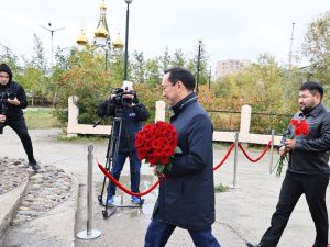 Айсен Николаев возложил цветы к памятнику основателя Якутска