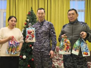 Якутские росгвардейцы исполняют новогодние мечты детей