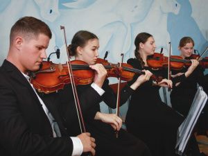 В исправительных колониях № 1 и 6 выступили музыканты на скрипках и виолончели 