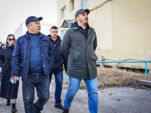 Первый вице-премьер Якутии Дмитрий Садовников проверил ход ремонта домов Якутска