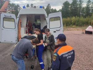 Спасатели эвакуировали мужчину, сломавшего ногу в ходе ремонта бульдозера на ручье Забытом в Якутии