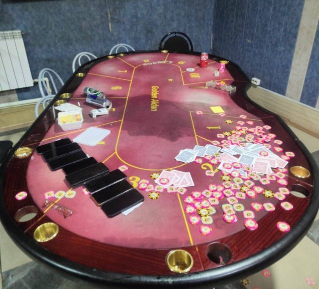 Карты, деньги, два стола: В Якутии мужчина и женщина два года содержали подпольный игорный зал