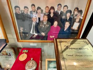 В Якутском музее имени Ярославского открылась выставка, посвященная 85-летию Николая Сантаева