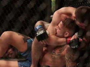 Нурмагомедов победил Порье в титульном бою UFC