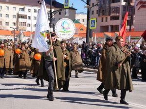 В Якутске прошло торжественное шествие школ, носящих имена героев Великой Отечественной войны «Гордимся славою героев»